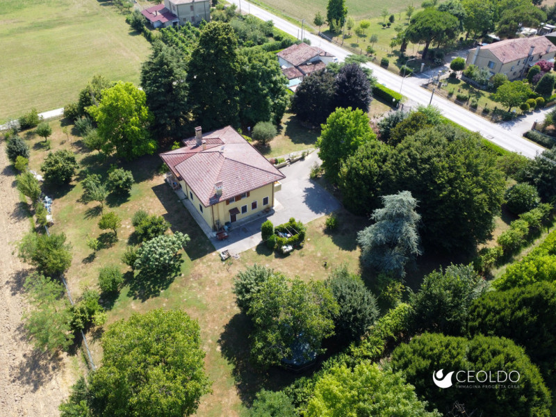 VIGONZA LOCALITA' Pionca vi proponiamo una villa  con SPAZIO E PRIVACY A DUE PASSI DAI SERVIZI

C...
