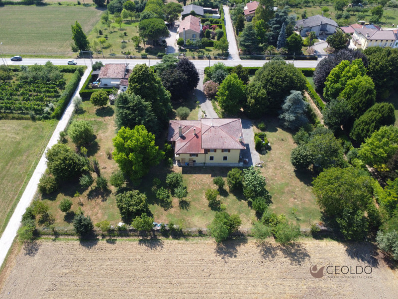 VIGONZA LOCALITA' Pionca vi proponiamo una villa  con SPAZIO E PRIVACY A DUE PASSI DAI SERVIZI

C...