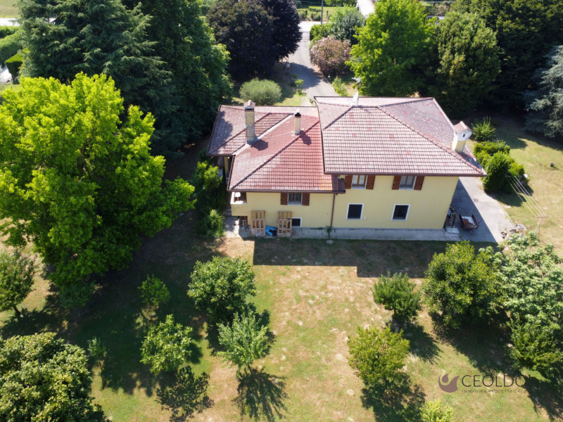 VIGONZA LOCALITA' Pionca vi proponiamo una villa  con SPAZIO E PRIVACY A DUE PASSI DAI SERVIZI

C...
