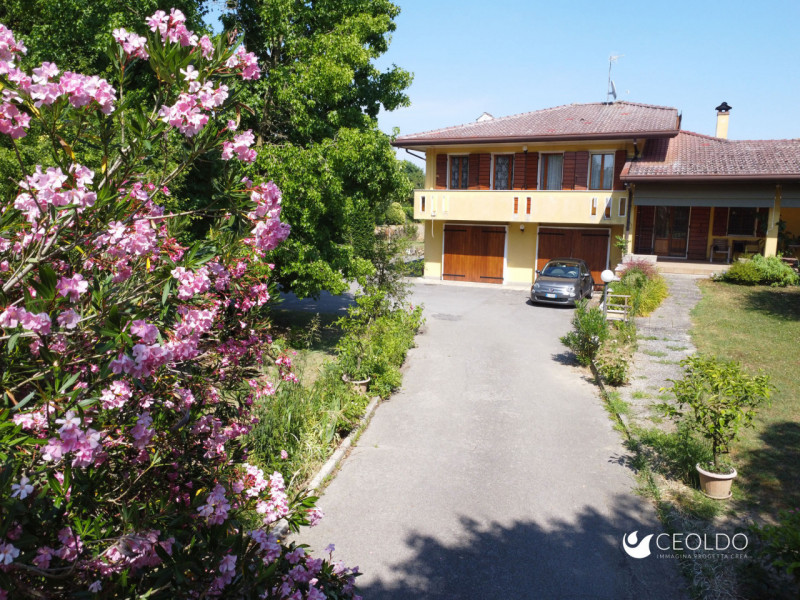 VIGONZA LOCALITA' Pionca vi proponiamo una villa  con SPAZIO E PRIVACY A DUE PASSI DAI SERVIZI

C...
