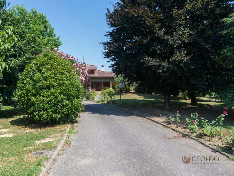 VIGONZA LOCALITA' Pionca vi proponiamo una villa  con SPAZIO E PRIVACY A DUE PASSI DAI SERVIZI

C...