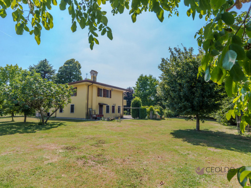 VIGONZA LOCALITA' Pionca vi proponiamo una villa  con SPAZIO E PRIVACY A DUE PASSI DAI SERVIZI

C...