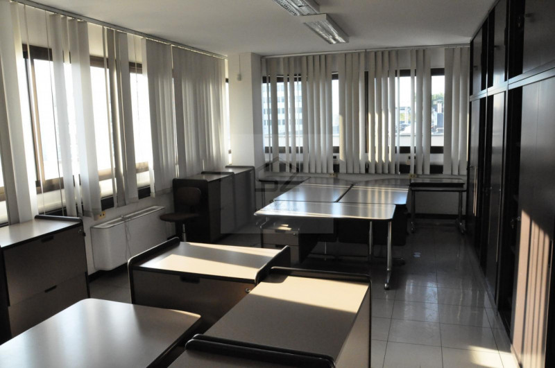 UFFICIO- ZONA INDUSTRIALE 

Vendesi ufficio di 450 mq commerciali situato nel cuore della Zona In...
