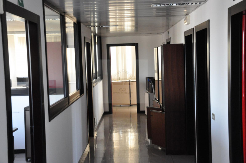 UFFICIO- ZONA INDUSTRIALE 

Vendesi ufficio di 450 mq commerciali situato nel cuore della Zona In...