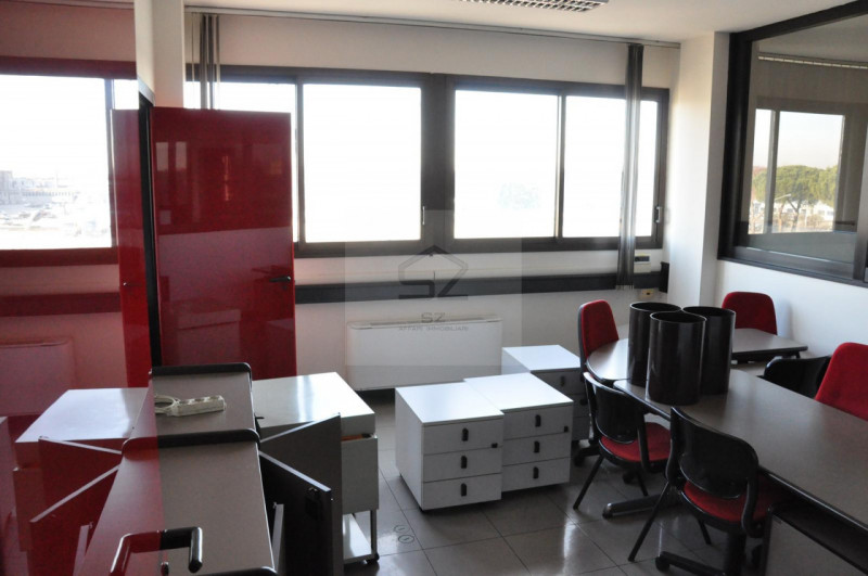 UFFICIO- ZONA INDUSTRIALE 

Vendesi ufficio di 450 mq commerciali situato nel cuore della Zona In...