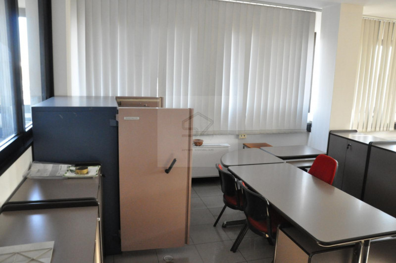 UFFICIO- ZONA INDUSTRIALE 

Vendesi ufficio di 450 mq commerciali situato nel cuore della Zona In...