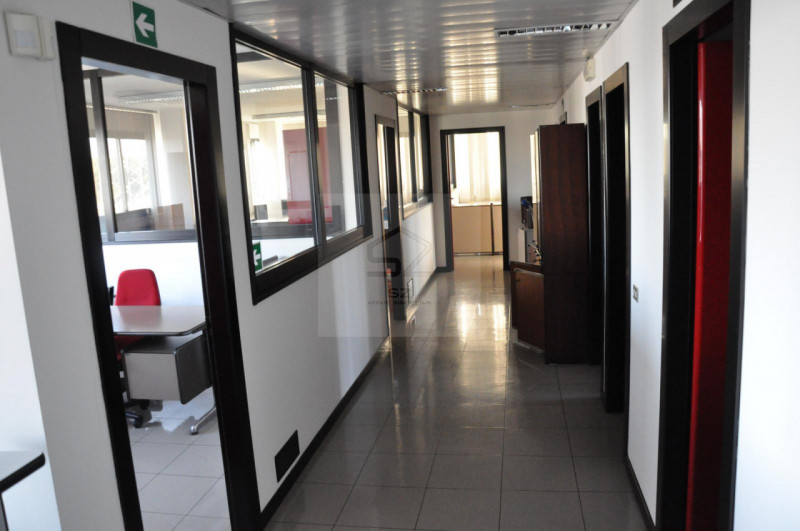 UFFICIO- ZONA INDUSTRIALE 

Vendesi ufficio di 450 mq commerciali situato nel cuore della Zona In...