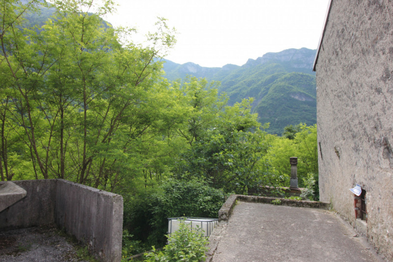 Nel cuore del suggestivo Comune di Valdastico, immerso in un paesaggio montano incantevole e circ...