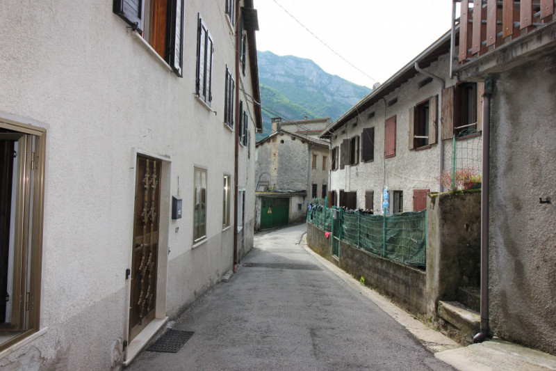 Nel cuore del suggestivo Comune di Valdastico, immerso in un paesaggio montano incantevole e circ...
