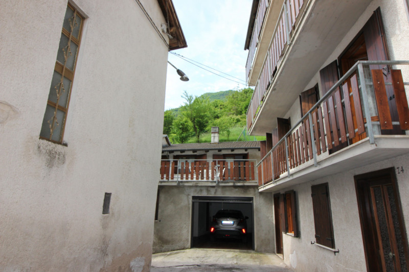 Nel cuore del suggestivo Comune di Valdastico, immerso in un paesaggio montano incantevole e circ...