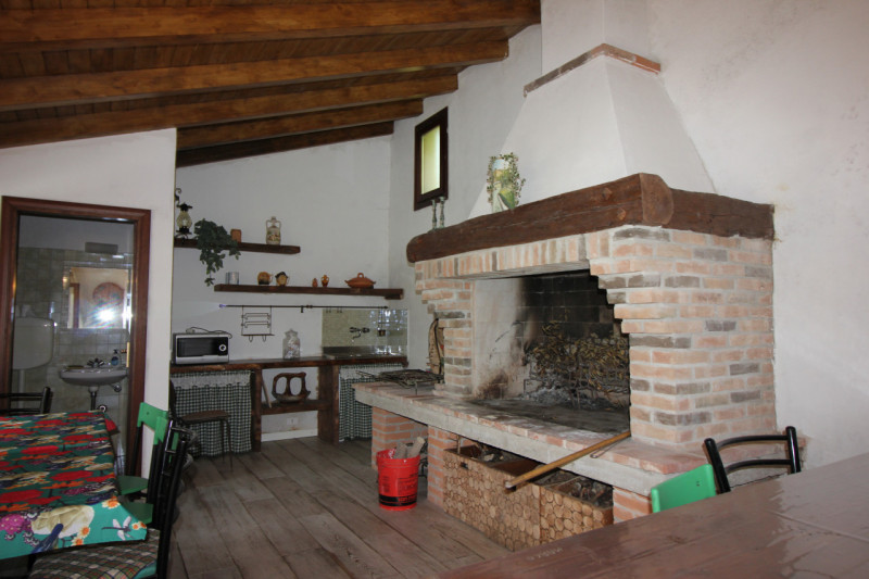 Nel cuore del suggestivo Comune di Valdastico, immerso in un paesaggio montano incantevole e circ...
