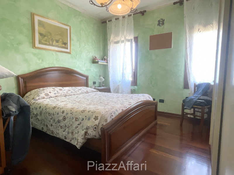 Vicinanze centro paese, proponiamo in vendita casa singola di importante metratura suddivisa in 2...