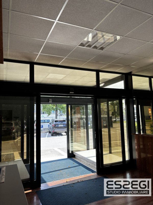 PADOVA EST - VIALE della NAVIGAZIONE INTERNA. Proponiamo in locazione un ampio e moderno ufficio ...