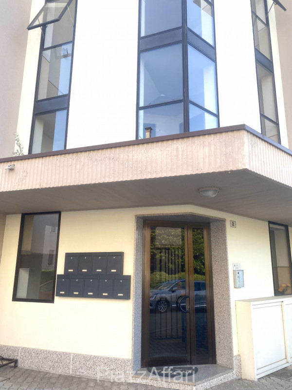 Proponiamo in vendita grazioso ufficio al piano rialzato su comodo ed ordinato residence. 
I part...