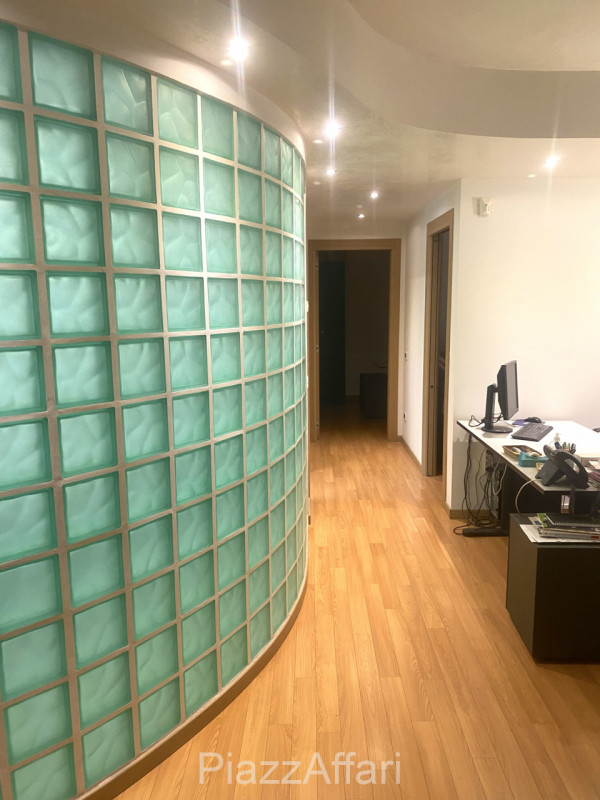 Proponiamo in vendita grazioso ufficio al piano rialzato su comodo ed ordinato residence. 
I part...