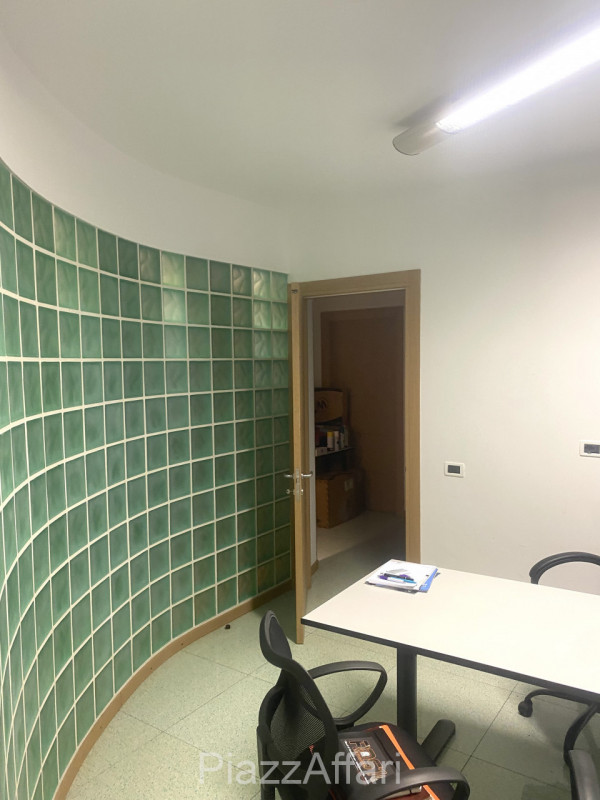 Proponiamo in vendita grazioso ufficio al piano rialzato su comodo ed ordinato residence. 
I part...
