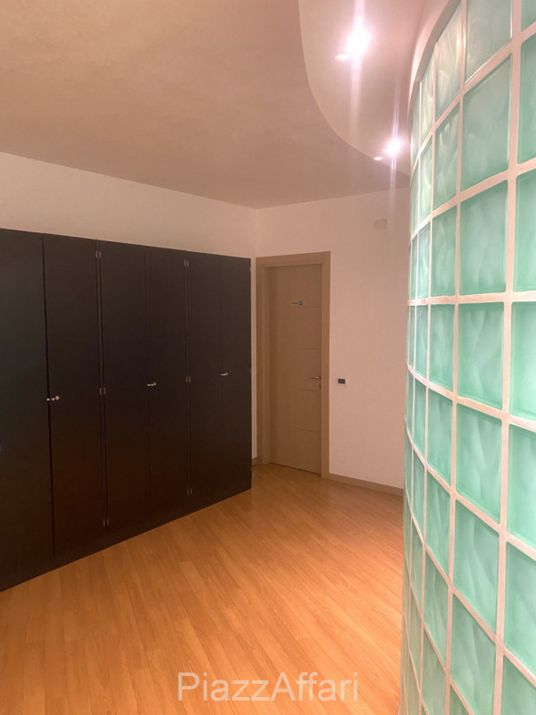 Proponiamo in vendita grazioso ufficio al piano rialzato su comodo ed ordinato residence. 
I part...