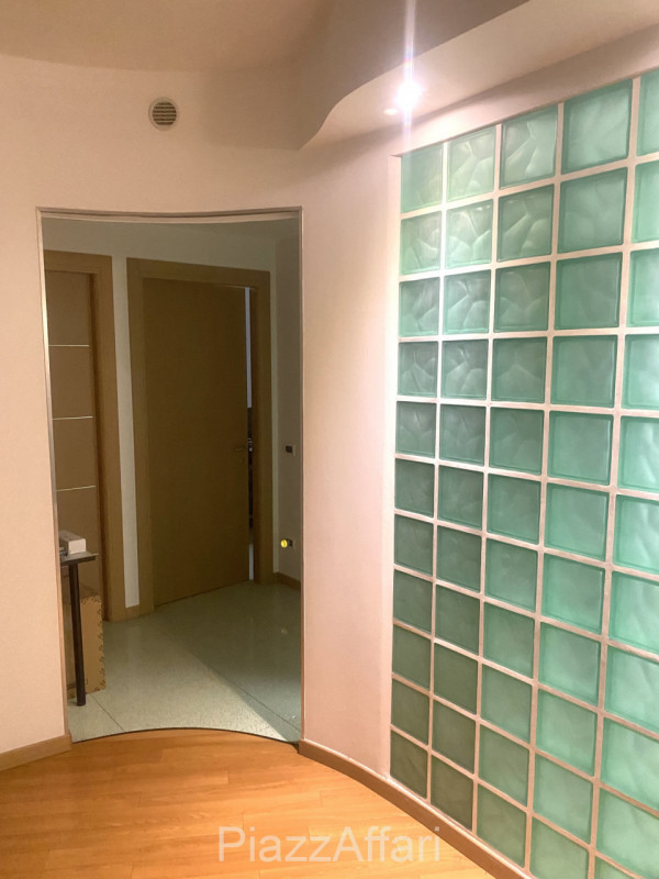 Proponiamo in vendita grazioso ufficio al piano rialzato su comodo ed ordinato residence. 
I part...