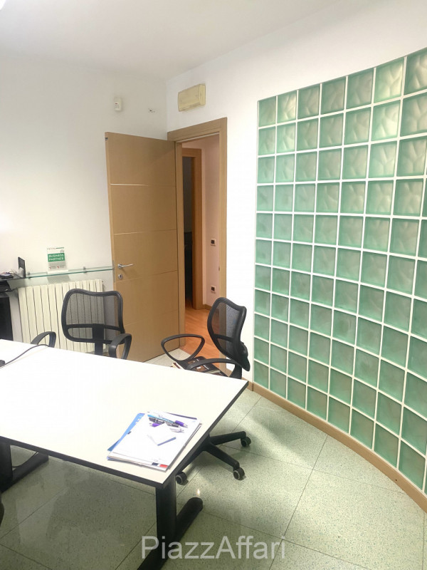Proponiamo in vendita grazioso ufficio al piano rialzato su comodo ed ordinato residence. 
I part...