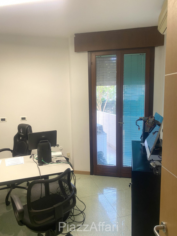 Proponiamo in vendita grazioso ufficio al piano rialzato su comodo ed ordinato residence. 
I part...