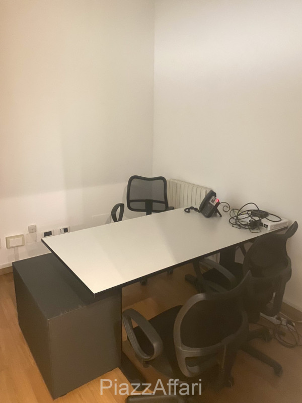 Proponiamo in vendita grazioso ufficio al piano rialzato su comodo ed ordinato residence. 
I part...