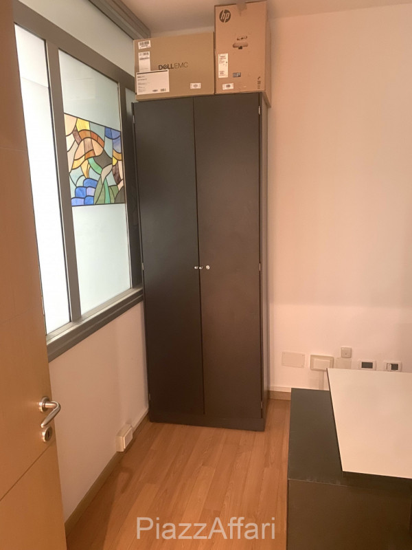 Proponiamo in vendita grazioso ufficio al piano rialzato su comodo ed ordinato residence. 
I part...
