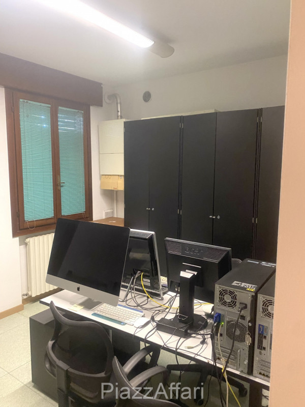 Proponiamo in vendita grazioso ufficio al piano rialzato su comodo ed ordinato residence. 
I part...