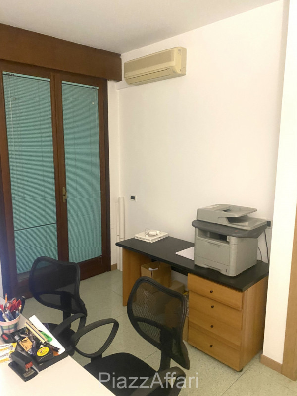 Proponiamo in vendita grazioso ufficio al piano rialzato su comodo ed ordinato residence. 
I part...