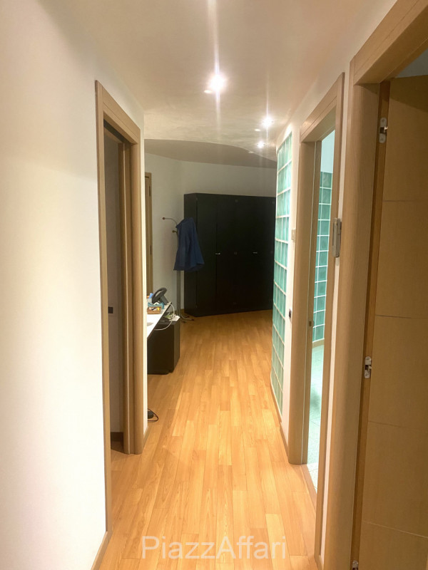 Proponiamo in vendita grazioso ufficio al piano rialzato su comodo ed ordinato residence. 
I part...