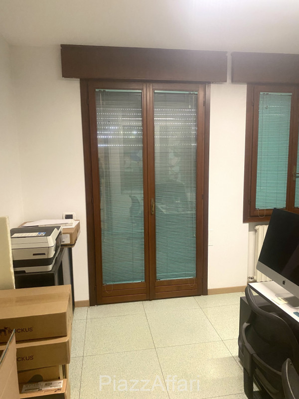 Proponiamo in vendita grazioso ufficio al piano rialzato su comodo ed ordinato residence. 
I part...