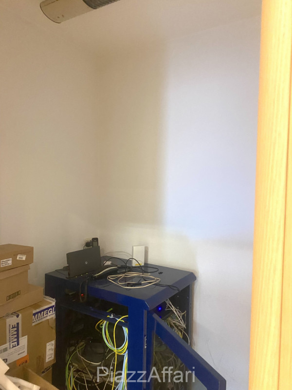 Proponiamo in vendita grazioso ufficio al piano rialzato su comodo ed ordinato residence. 
I part...