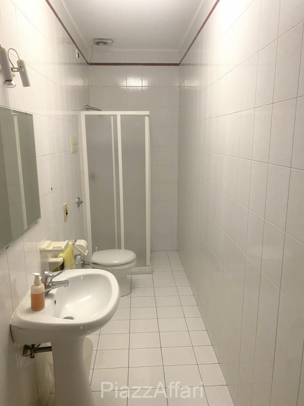Proponiamo in vendita grazioso ufficio al piano rialzato su comodo ed ordinato residence. 
I part...