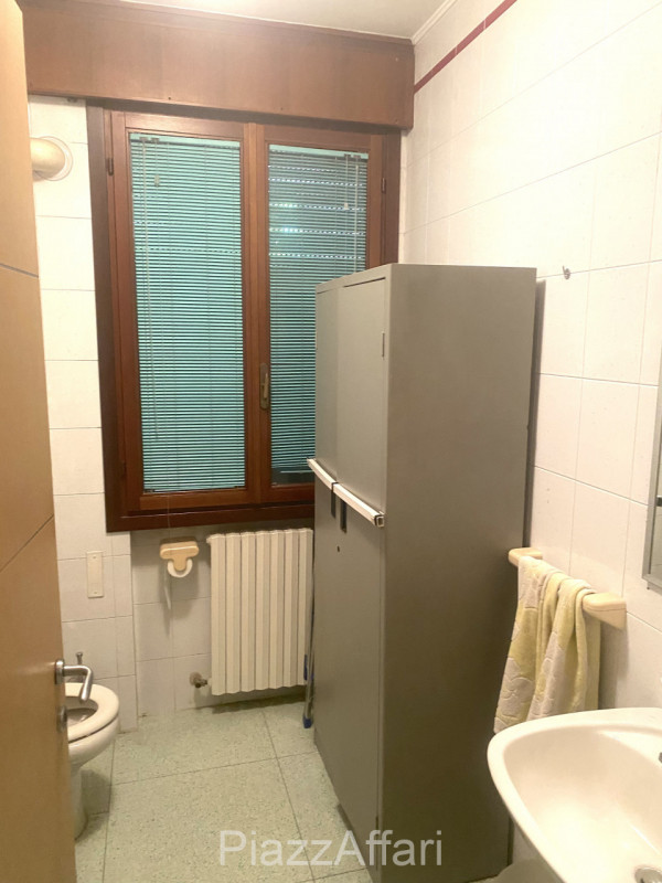 Proponiamo in vendita grazioso ufficio al piano rialzato su comodo ed ordinato residence. 
I part...