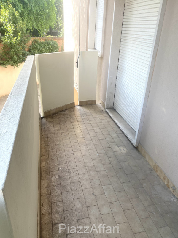 Proponiamo in vendita grazioso ufficio al piano rialzato su comodo ed ordinato residence. 
I part...