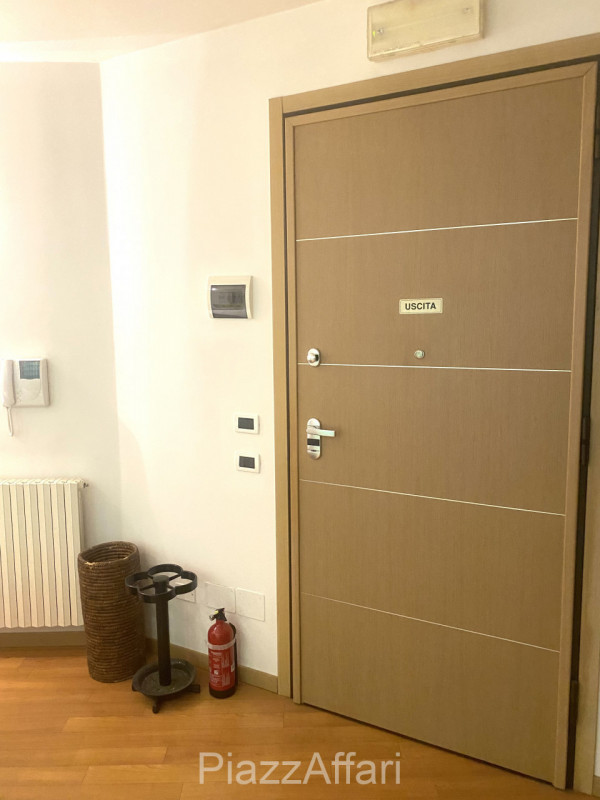 Proponiamo in vendita grazioso ufficio al piano rialzato su comodo ed ordinato residence. 
I part...