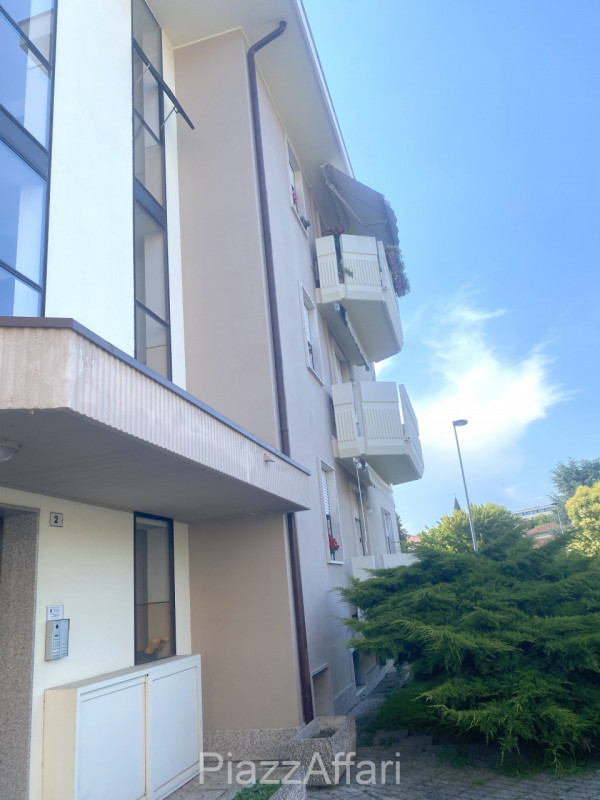Proponiamo in vendita grazioso ufficio al piano rialzato su comodo ed ordinato residence. 
I part...