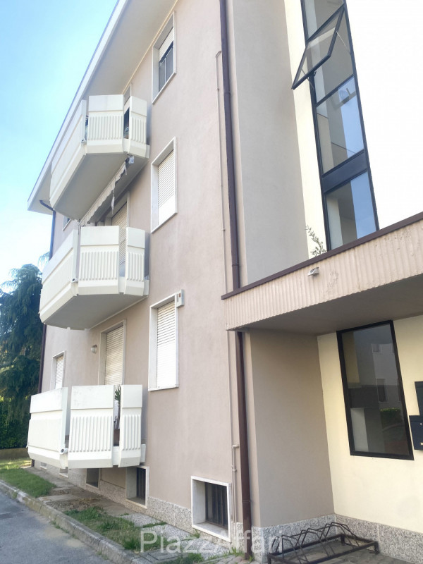 Proponiamo in vendita grazioso ufficio al piano rialzato su comodo ed ordinato residence. 
I part...