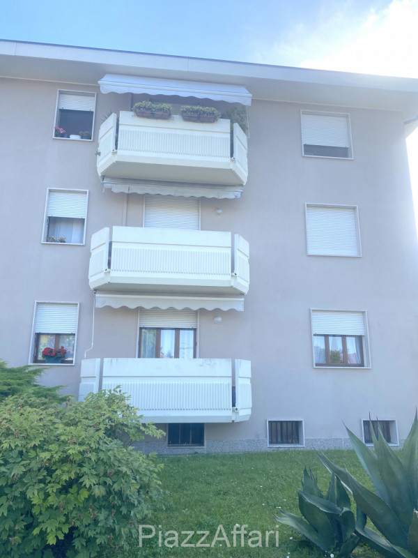 Proponiamo in vendita grazioso ufficio al piano rialzato su comodo ed ordinato residence. 
I part...