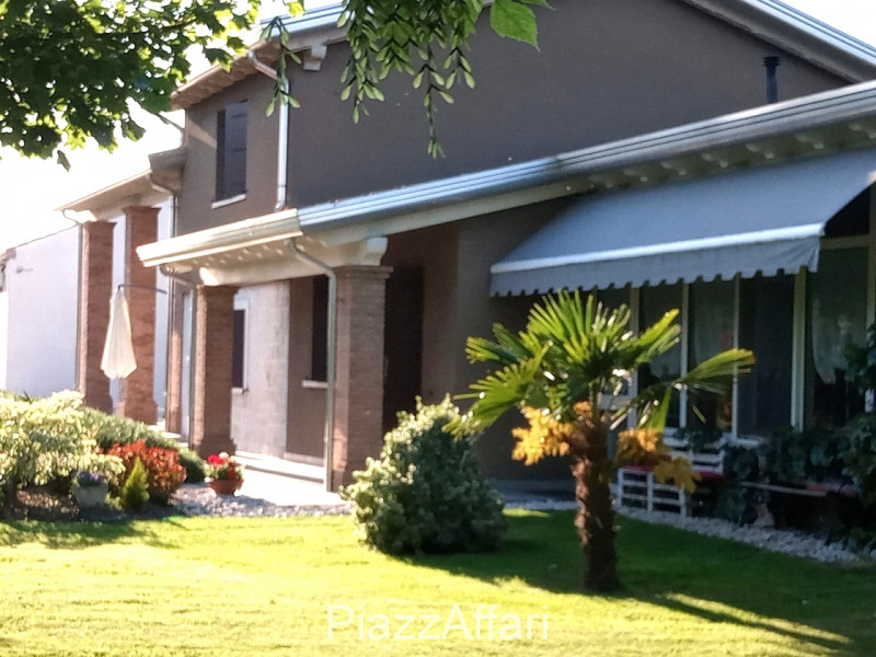 Comune di Correzzola - frazione Villa Del Bosco vendesi singolare villa con ampio parco piantumat...