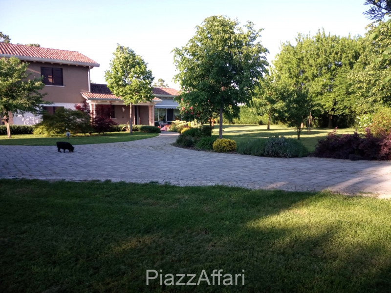 Comune di Correzzola - frazione Villa Del Bosco vendesi singolare villa con ampio parco piantumat...