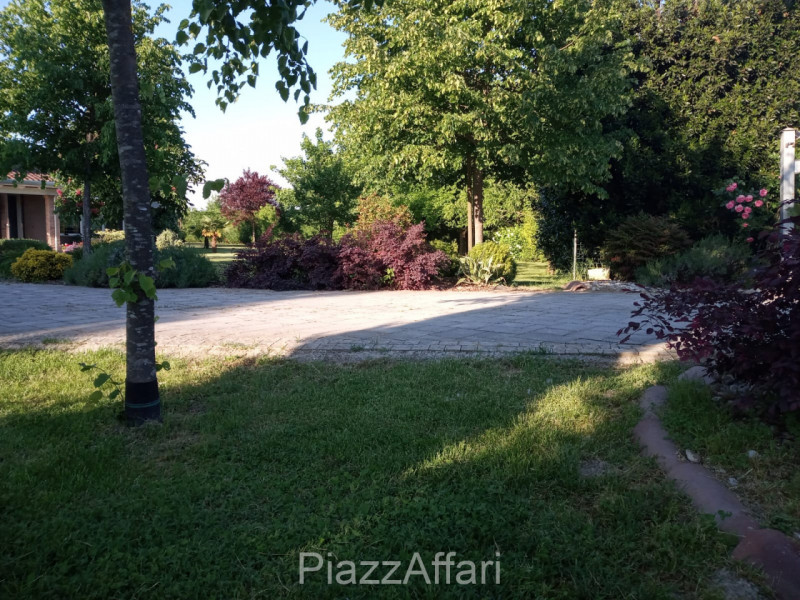 Comune di Correzzola - frazione Villa Del Bosco vendesi singolare villa con ampio parco piantumat...