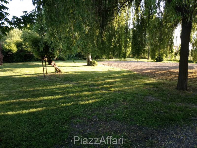 Comune di Correzzola - frazione Villa Del Bosco vendesi singolare villa con ampio parco piantumat...