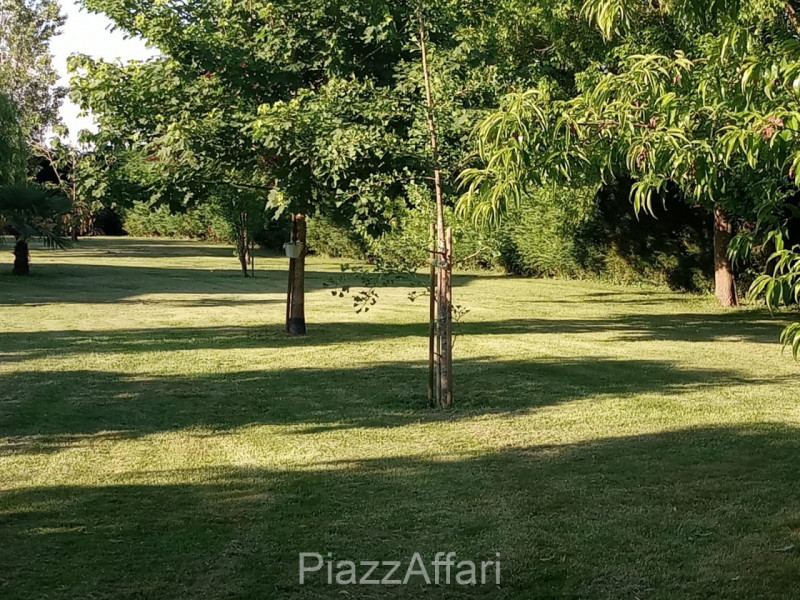 Comune di Correzzola - frazione Villa Del Bosco vendesi singolare villa con ampio parco piantumat...