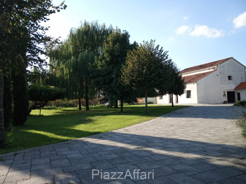 Comune di Correzzola - frazione Villa Del Bosco vendesi singolare villa con ampio parco piantumat...