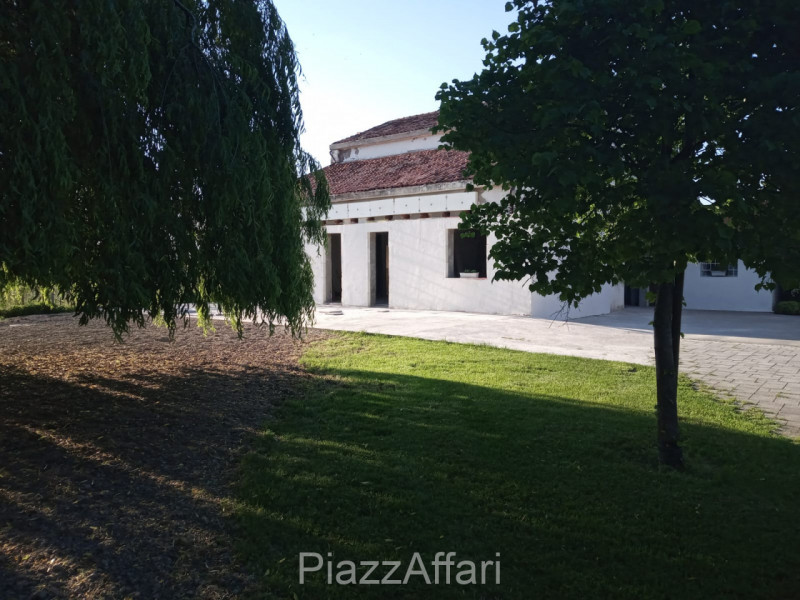 Comune di Correzzola - frazione Villa Del Bosco vendesi singolare villa con ampio parco piantumat...