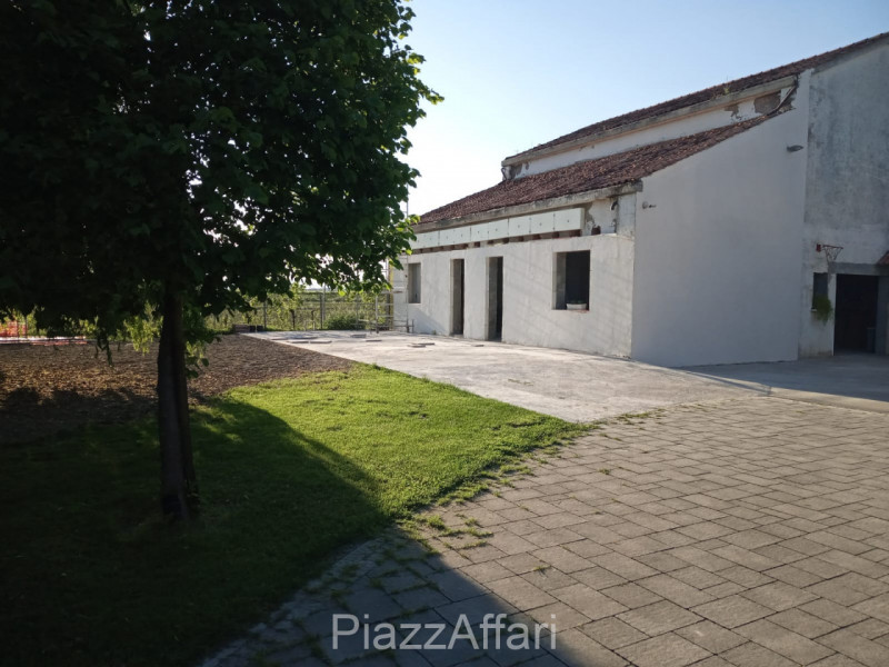 Comune di Correzzola - frazione Villa Del Bosco vendesi singolare villa con ampio parco piantumat...