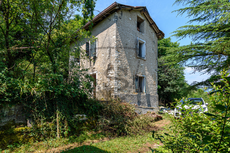 Ad Enego, in una posizione isolata e immersa nel verde, proponiamo in vendita una casa indipenden...