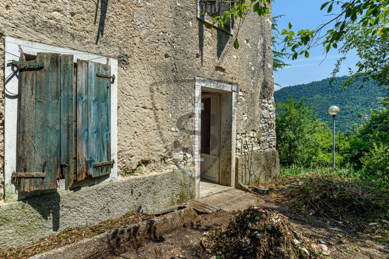 Ad Enego, in una posizione isolata e immersa nel verde, proponiamo in vendita una casa indipenden...