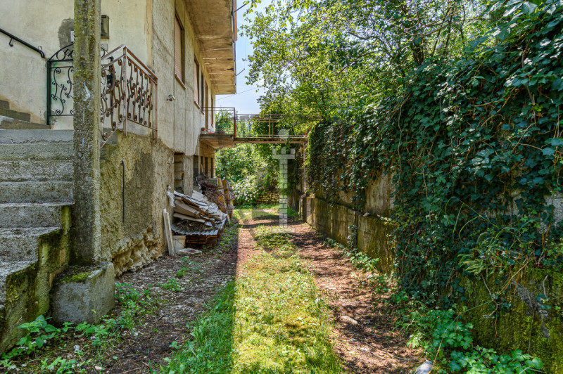 Ad Enego, in una posizione isolata e immersa nel verde, proponiamo in vendita una casa indipenden...