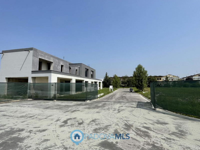 Splendida villa bifamiliare ad uso abitativo situata nel comune di Selvazzano Dentro, nella provi...